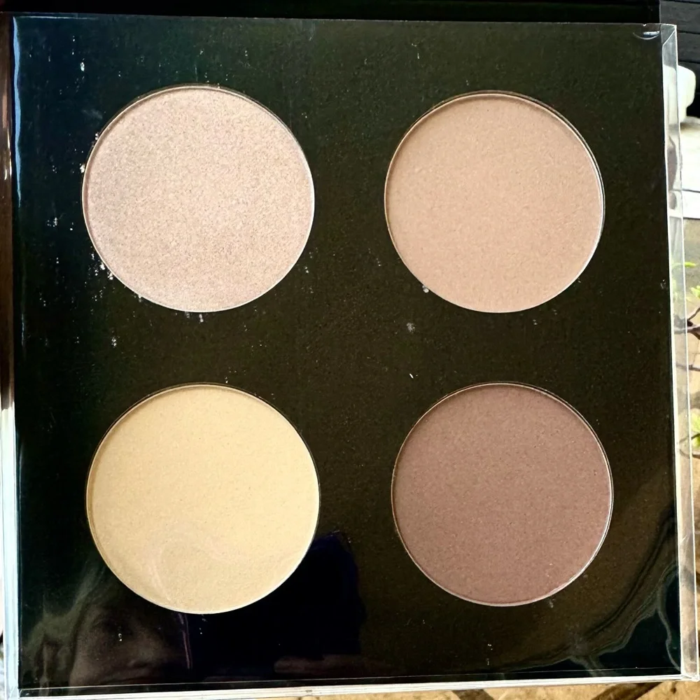 Ellen Tracy Contour Palette - Highlight & Illuminate